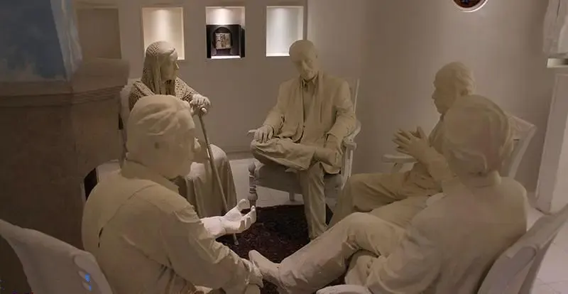 نمایی از بخش نمایشگاهی خانه موزه استاد عزت الله انتظامی: مجسمه‌های سفید از هنرمندان در حال گفت و گو، بیانگر تاریخ هنر ایران.