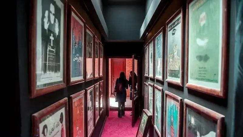 بازدید از راهرو پر از آثار و تصاویر به یاد ماندنی در گالری خانه موزه استاد عزت الله انتظامی، نمادی از تاریخ سینما و هنر ایران.