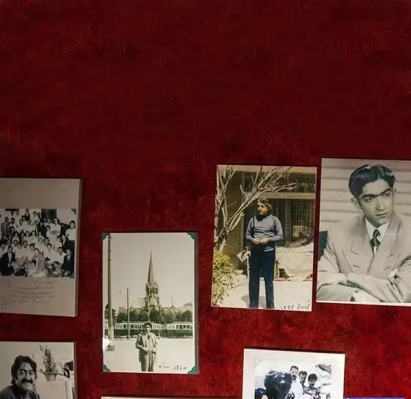 مجموعه‌ای از عکس‌های قدیمی و خاطره‌انگیز استاد عزت الله انتظامی در خانه موزه، نمایشگر زندگی و دوران کاری این هنرمند بزرگ ایران.