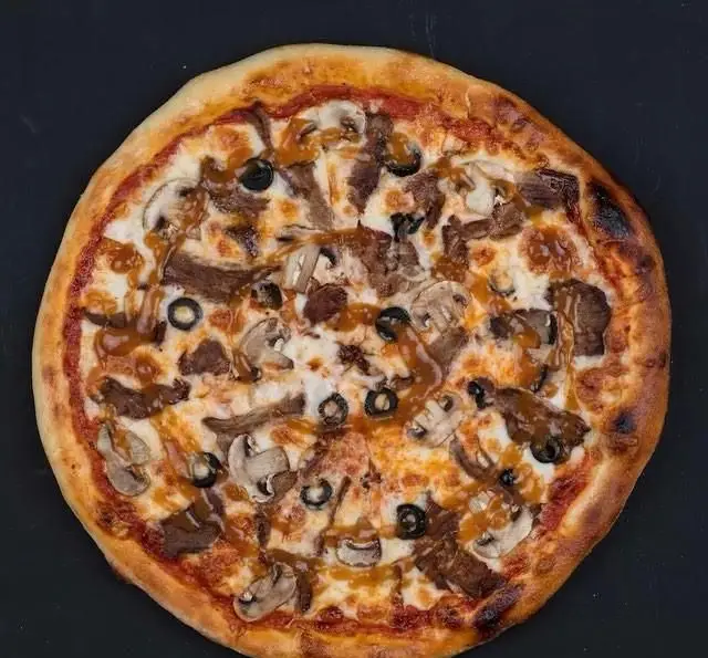 پیتزا قارچ و گوشت با زیتون سیاه و سس مخصوص آوافودمارکت - مجتمع تجاری آواسنتر، انتخابی خوشمزه برای سفارش آنلاین.