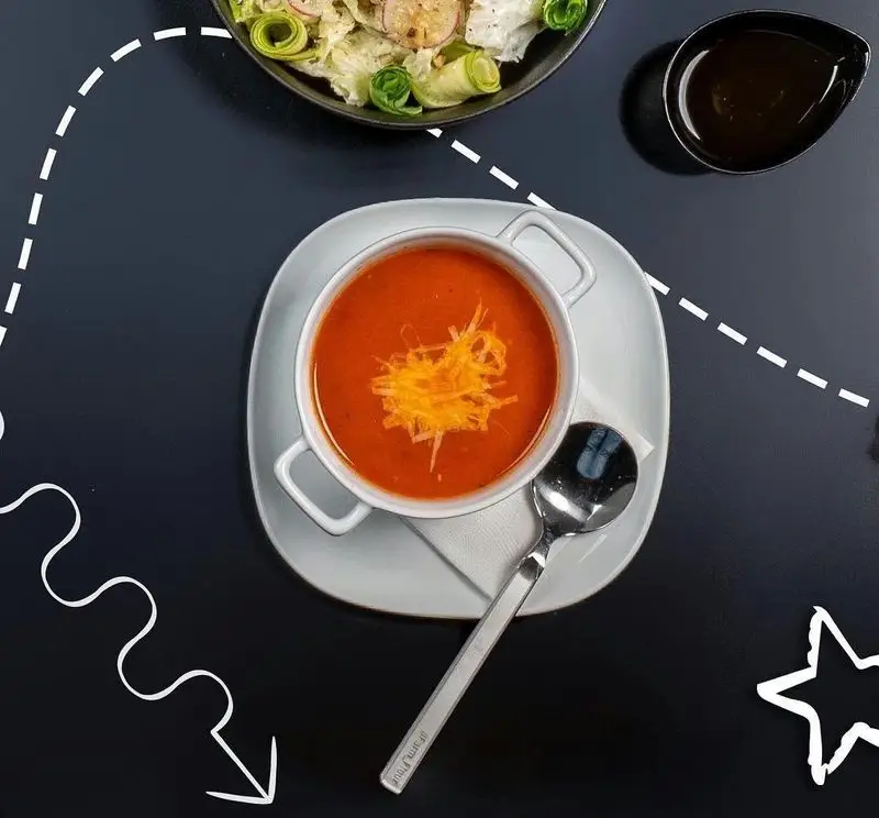 سوپ گوجه فرنگی با پنیر، سالاد سزار و سس در آوافودمارکت مجتمع تجاری آواسنتر، انتخابی عالی برای ناهار. لذت طعم.