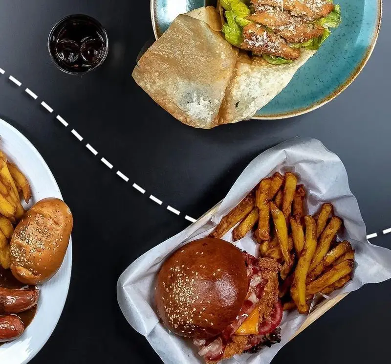 آوافودمارکت آواسنتر: برگر آبدار، سیب‌زمینی ترد، رپ تازه و سوسیس خوش‌طعم به همراه نوشیدنی. لذت غذایی در مجتمع آواسنتر.