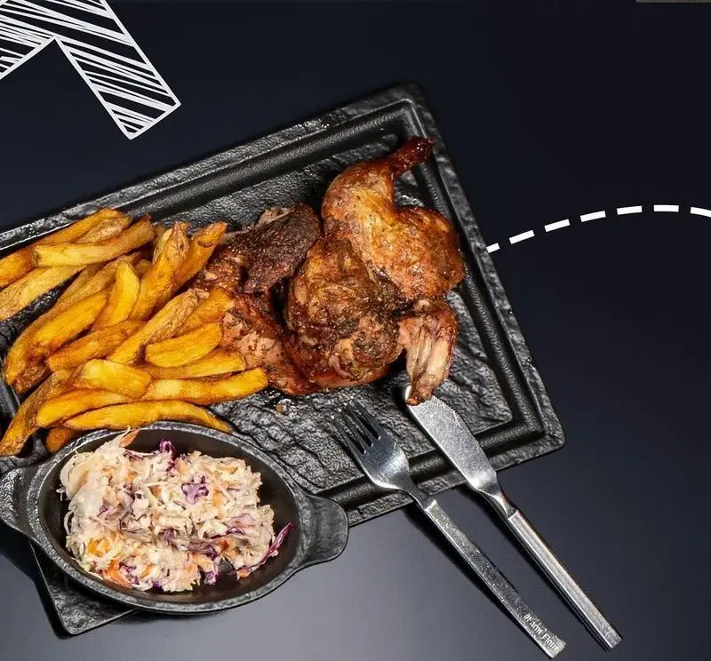 مرغ بریان خوشمزه با سیب‌زمینی سرخ کرده و سالاد کلم در آوافودمارکت - مجتمع تجاری آواسنتر. غذای ایده‌آل برای یک وعده کامل.