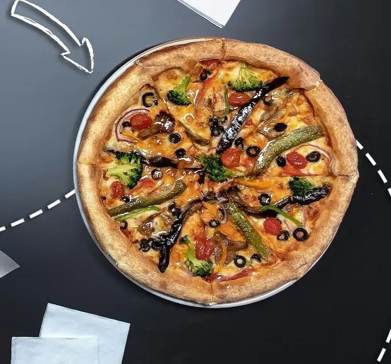 پیتزای سبزیجات خوشمزه و تازه آوافودمارکت در آواسنتر، با تاپینگ بروکلی، گوجه فرنگی، زیتون و فلفل. بهترین انتخاب برای یک وعده غذایی لذیذ.