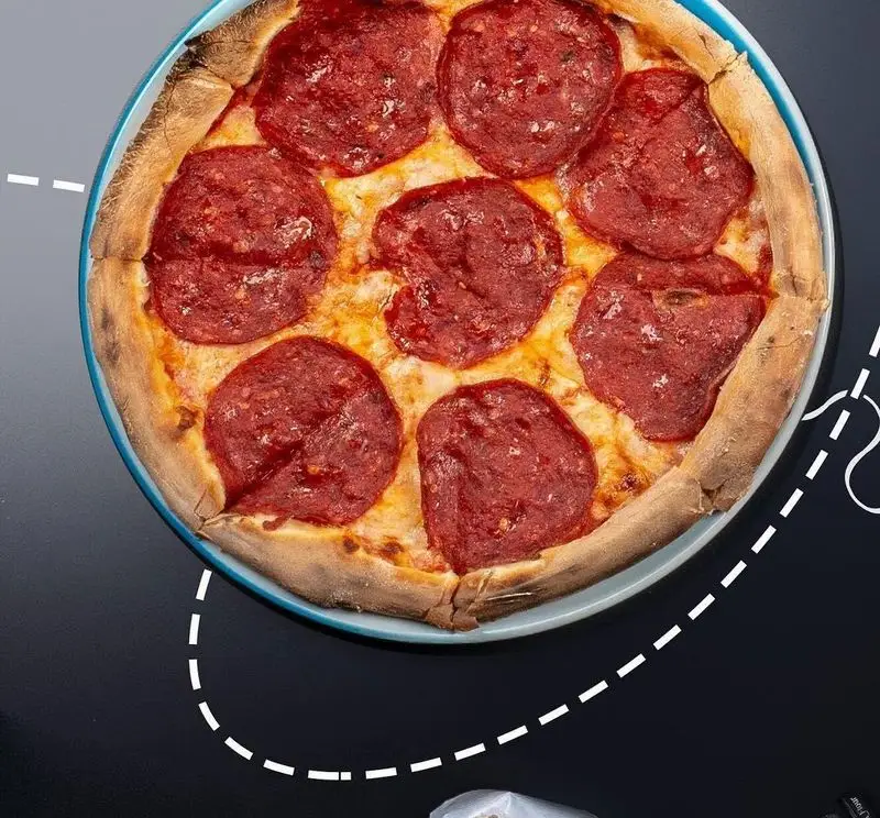 پیتزا پپرونی داغ و لذیذ آوافودمارکت در مجتمع تجاری آواسنتر، با خمیر تازه و پنیر فراوان. تجربه بهترین فست فود.