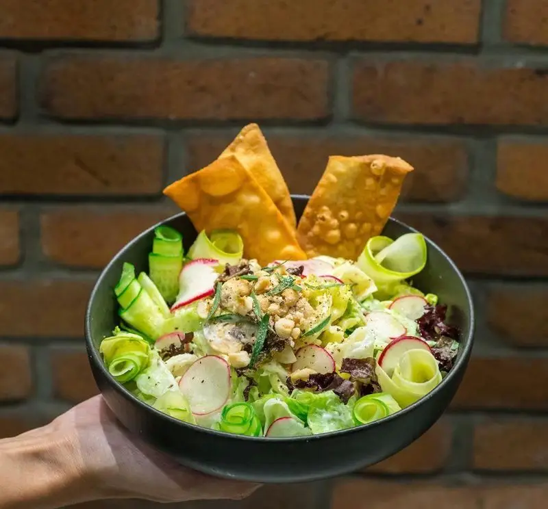 سالاد تازه و رژیمی آوافودمارکت با سبزیجات رنگارنگ، تربچه و چیپس ترد در آواسنتر، انتخابی سالم و خوشمزه.