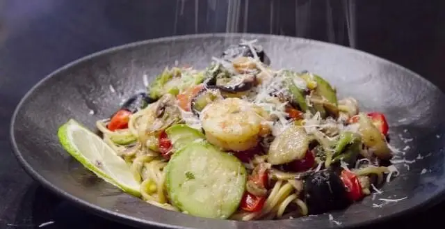 پاستا میگو و سبزیجات تازه همراه با پنیر پارمزان رنده شده در آوافودمارکت آواسنتر؛ یک غذای لذیذ و سالم برای شما.