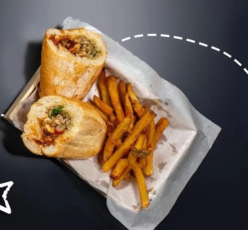 یک ساندویچ باگت پرملات و آبدار به همراه سیب‌زمینی‌های سرخ‌کرده طلایی، تجربه‌ای لذیذ از آوافودمارکت در مجتمع تجاری آواسنتر.