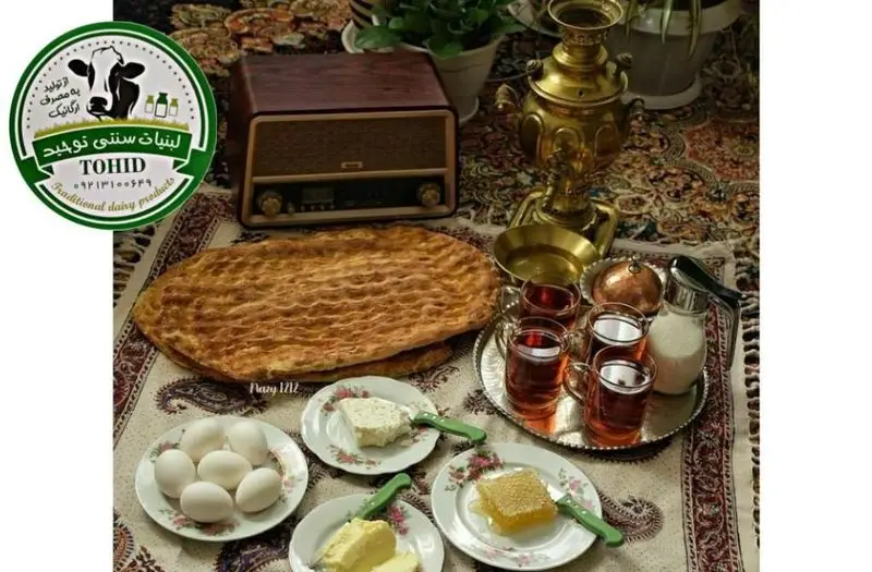 صبحانه سنتی ایرانی با پنیر، کره و عسل طبیعی لبنیات سنتی برادران، همراه نان سنگک تازه، تخم مرغ و چای داغ.