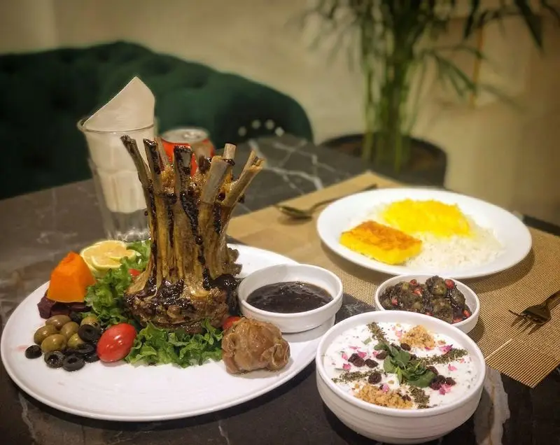 شیشلیک دنده کباب مجلل با برنج زعفرانی و سفید، ماست و خیار و زیتون در رستوران شاندیز روما. تجربه غذای اصیل ایرانی.