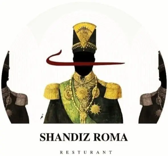 لوگوی رستوران شاندیز روما: تصویری از مردی در لباس نظامی سنتی قاجاری، با کلاه و نشان‌های طلایی، چهره مشکی و خطوط قرمز تزئینی.