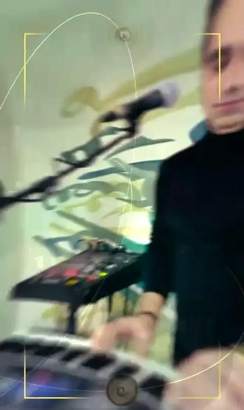 موسیقی زنده با نوازنده پیانو و کیبورد در رستوران شاندیز روما، تجربه‌ای فراموش‌نشدنی از طعم و سرگرمی.