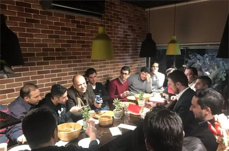 دورهمی دوستانه آقایان در کافه رستوران فوژر با فضای دلنشین، لبخند و گفتگو. تجربه‌ای شاد از میزبانی ویژه فوژر.