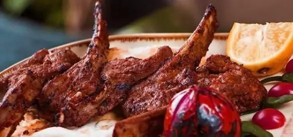 عکس شیشلیک و دنده کباب داغ و لذیذ کافی شاپ ایوان با لیمو تازه و گوجه کبابی. بهترین کبابی در منطقه شما.