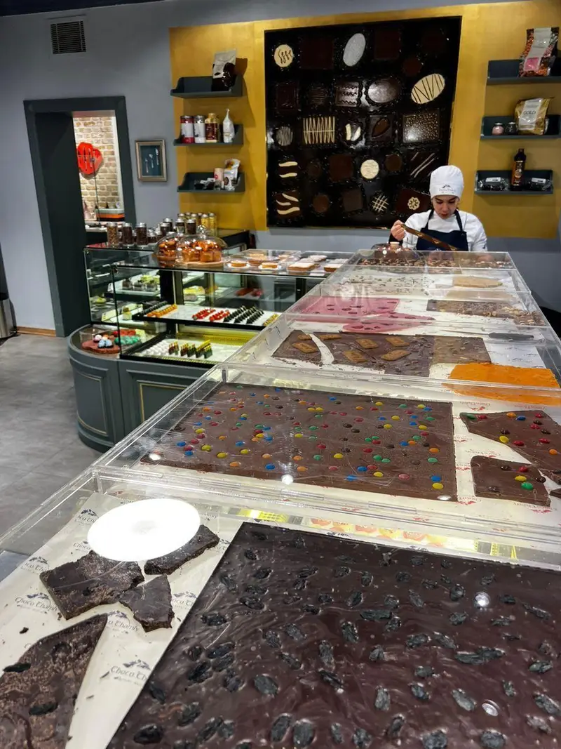 نمایش باشکوه شکلات‌های دست‌ساز و تازه در فروشگاه چوکوچاملی. از تخته‌های شکلات با M&M تا میوه‌ خشک، تنوعی بی‌نظیر برای علاقمندان.