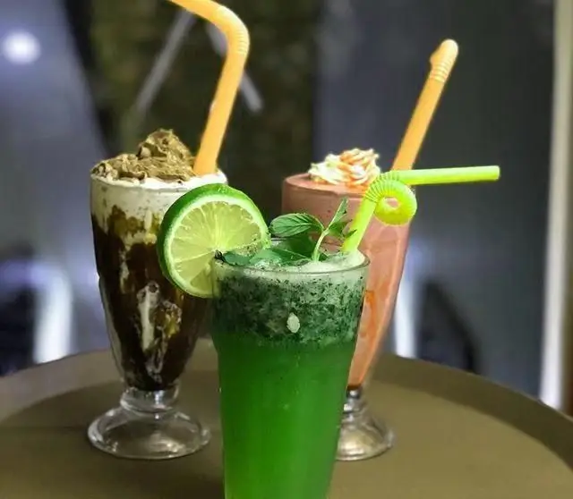 سه نوشیدنی جذاب و خنک کافی شاپ ساقدوش: موهیتو نعنا، میلک شیک شکلاتی و اسموتی میوه‌ای، مناسب برای منوی تابستانی