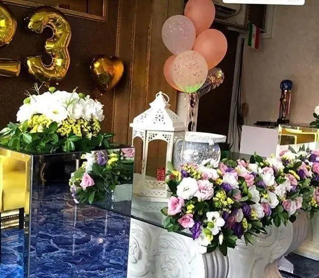 دکوراسیون شیک جشن و تولد در کافی شاپ ساقدوش با گل‌آرایی زیبا، بادکنک‌آرایی طلایی و رنگی، فضایی دلنشین برای مراسم شما.