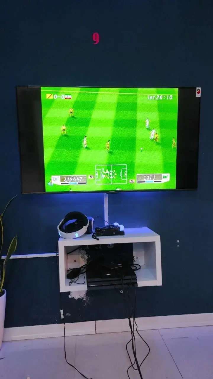 کافه گیم اسپارت: تلویزیون بزرگ با بازی فوتبال، کنسول پلی استیشن و هدست واقعیت مجازی برای علاقه‌مندان به بازی‌های هیجان‌انگیز.