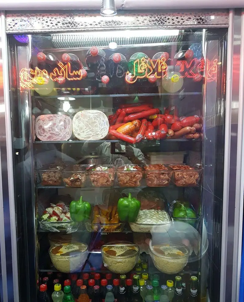 یخچال ویترینی پیتزا ساندویچ فلافل سون با مواد اولیه ساندویچ و فلافل، سوسیس، سبزیجات، سالاد و نوشیدنی‌های متنوع.