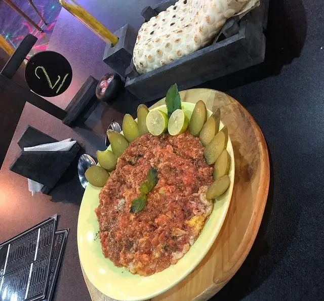 صبحانه ایرانی خوشمزه در کافه ژوانی: املت گوجه فرنگی با نان تازه، خیارشور و لیمو، تجربه‌ای دلنشین در کافه