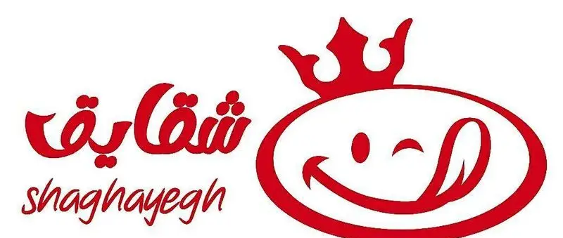 لوگوی پیتزا و ساندویچ شقایق: یک صورتک کارتونی قرمز خندان با چشمک و زبان، نشان دهنده طعم لذیذ، همراه نام شقایق به فارسی و انگلیسی.