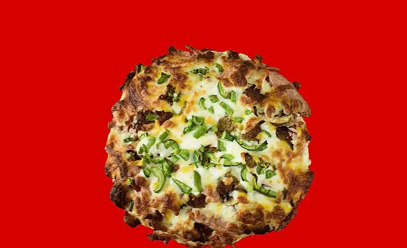 پیتزای ویژه شقایق با پنیر طلایی و فلفل سبز تازه، انتخابی دلپذیر از منوی پیتزا و ساندویچ شقایق برای یک تجربه غذایی بی‌نظیر.