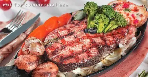 استیک ماهی گریل شده با سبزیجات تازه و دورچین خوشمزه در رستوران طهران پاریس، تجربه‌ای لذیذ و به یاد ماندنی.