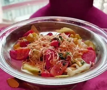 سالاد میوه و سبزیجات تازه و رنگارنگ در ظرف نقره‌ای، غذایی سالم و اشتهاآور از منوی ویژه رستوران طهران پاریس.