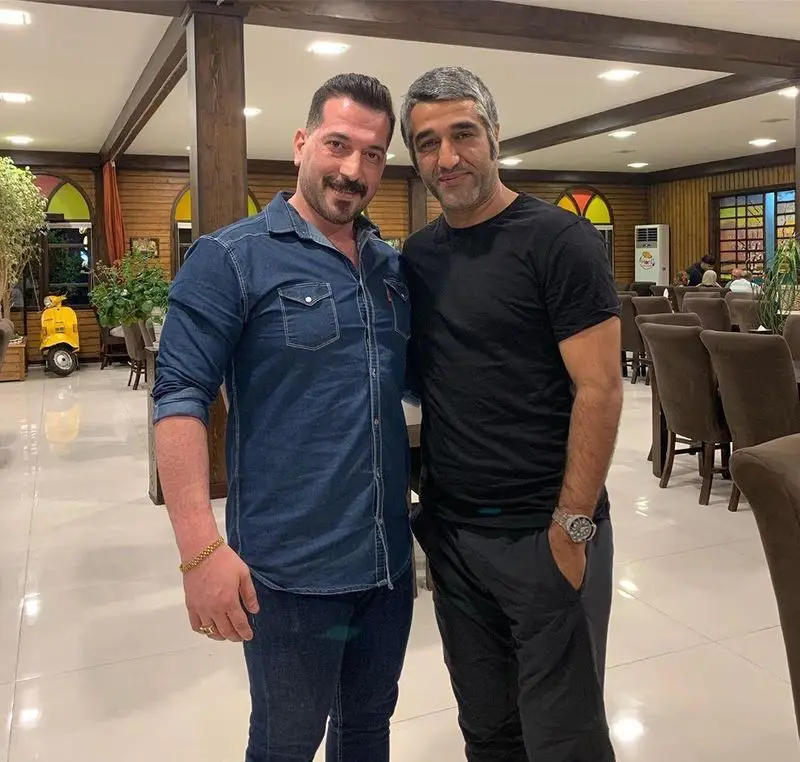 دو مهمان شاد در فضای دلنشین رستوران هانی، با دکوراسیون گرم و صمیمی، تجربه یک وعده غذایی عالی را به تصویر می‌کشند.