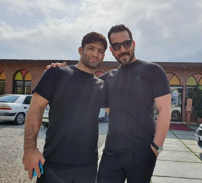 دیدار صمیمانه حسن یزدانی، قهرمان کشتی، در فضای دلنشین و زیبای رستوران هانی، لحظات خاطره‌انگیز و ناب.