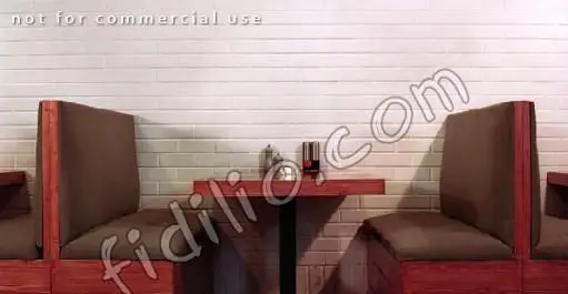 نمایی از فضای داخلی کافه رستوران لینک؛ بوفه‌های راحت با دکوراسیون مدرن و میز چوبی دنج برای تجربه غذایی دلنشین.