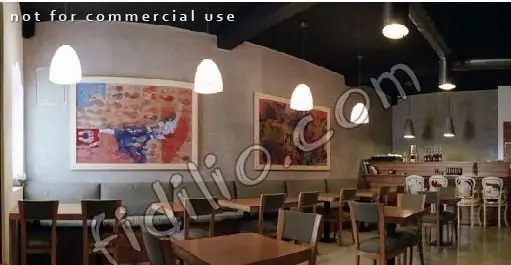 دکوراسیون داخلی مدرن و شیک کافه رستوران لینک با میز و صندلی‌های چوبی و فضای دنج برای پذیرایی از مشتریان.