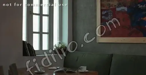 فضای داخلی دنج و آرام کافه رستوران لینک، مناسب مطالعه و نوشیدن قهوه با پنجره‌ای نورگیر، میز چوبی و مبل راحتی.