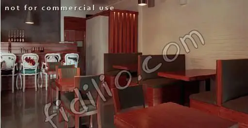 فضای داخلی کافه رستوران لینک با دکوراسیون مدرن، شامل میز و صندلی‌های چوبی، بار شیک و صندلی‌های فانتزی با طرح‌های خاص