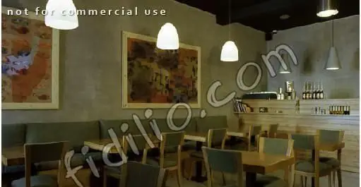 تصویری از داخل کافه رستوران لینک با محیطی آرام، میز و صندلی‌های چوبی، نقاشی‌های دیواری و نورپردازی زیبا مناسب برای دورهمی‌ها.