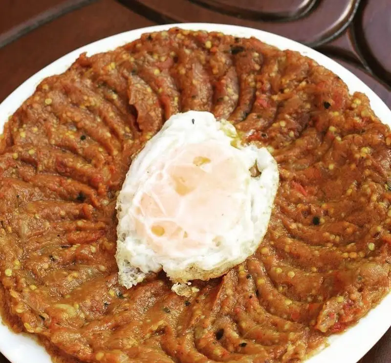 میرزا قاسمی خوش‌رنگ با نیمرو در رستوران سفیر، انتخابی عالی برای صبحانه یا وعده‌ای لذیذ و سنتی ایرانی.