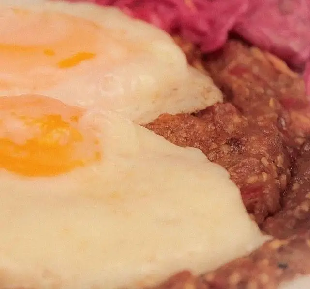 صبحانه ویژه و خوش‌طعم رستوران سفیر، با دو نیمروی عسلی و زرده طلایی در کنار خوراک گوشت مخصوص و مخلفات تازه، تجربه‌ای دلنشین برای شروع روزی پرانرژی