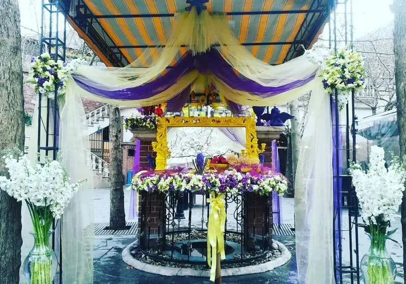 تزئینات چشم‌نواز و گل‌آرایی مجلل فضای باز رستوران سفیر، ایده‌آل برای برگزاری مراسم عروسی و جشن‌های خاص.