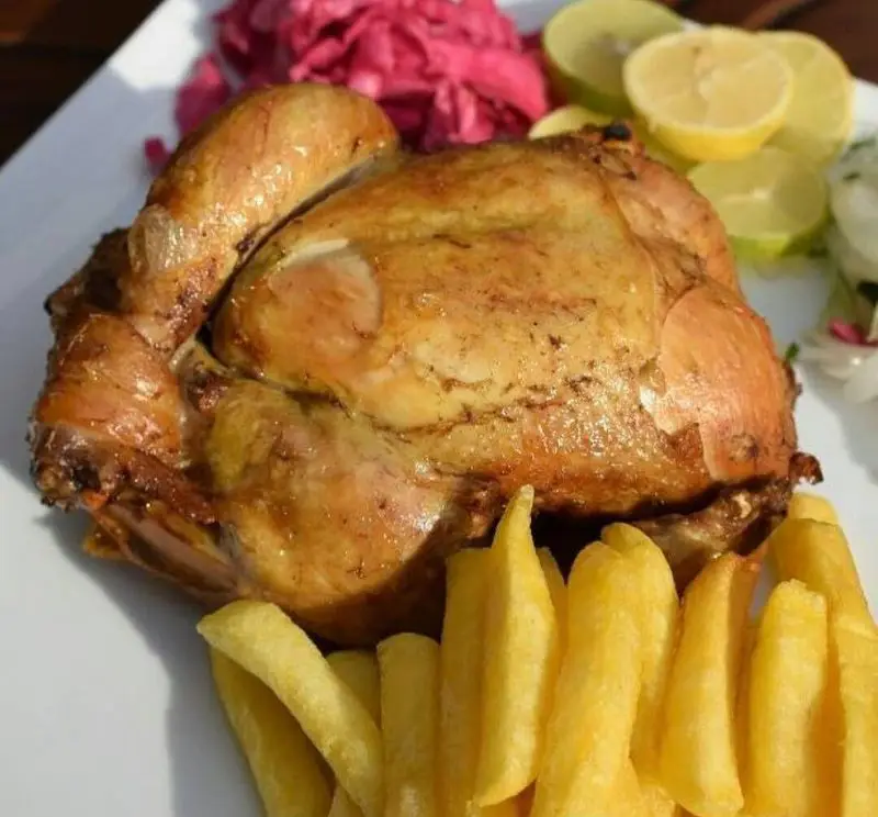 مرغ بریان طلایی و خوش‌طعم به همراه سیب‌زمینی سرخ‌کرده و مخلفات تازه؛ یک غذای عالی از منوی رستوران سفیر.
