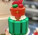 کیک دو طبقه طرح هندوانه با تم شب یلدا و رنگهای شاد از قنادی شیرینی عرش تهرانپارس. انتخابی عالی برای جشن یلدایی شما.