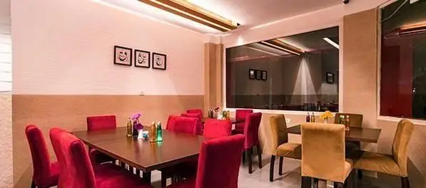 تصویری از فضای غذاخوری رستوران ایرانی میر عماد، با صندلی‌های مخملی قرمز و طلایی و دکوراسیون گرم و دلپذیر برای مشتریان.