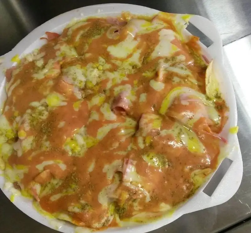 غذای پرملات و خوشمزه برگر هاکوپیان: سیب‌زمینی، پنیر آب‌شده، سس مخصوص نارنجی، رول ژامبون و ادویه سبز. یک وعده کامل و بی‌نظیر.