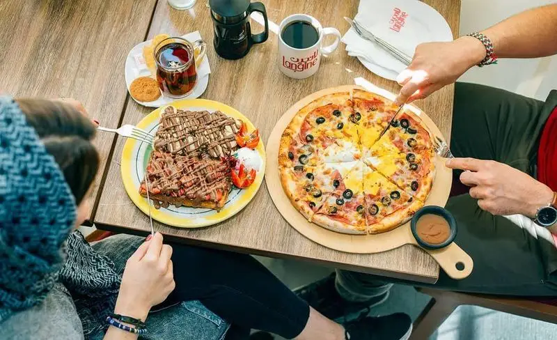 لذت دورهمی در کافه رستوران لانجین: پیتزا دو طعم، دسر وافل شکلاتی با توت‌فرنگی تازه، قهوه و چای گرم.