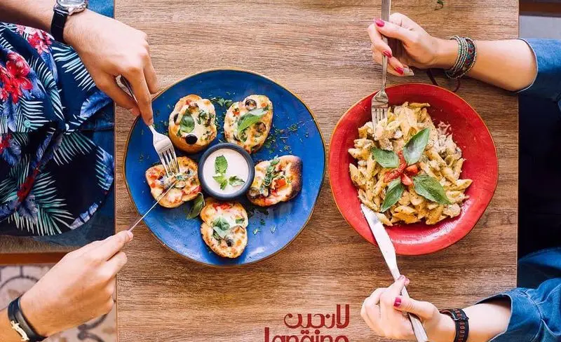 میهمانان در رستوران و کافه لانجین از پیش‌غذاهای خوشمزه (بروسکتا) و پاستای لذیذ با سس مخصوص لذت می‌برند. تجربه‌ای بی‌نظیر در فضای ما.