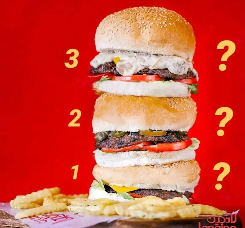 برج همبرگر سه طبقه لذیذ رستوران و کافه لانجین با پنیر، سبزیجات تازه و سیب‌زمینی. تجربه‌ای خاص و یک چالش هیجان‌انگیز.