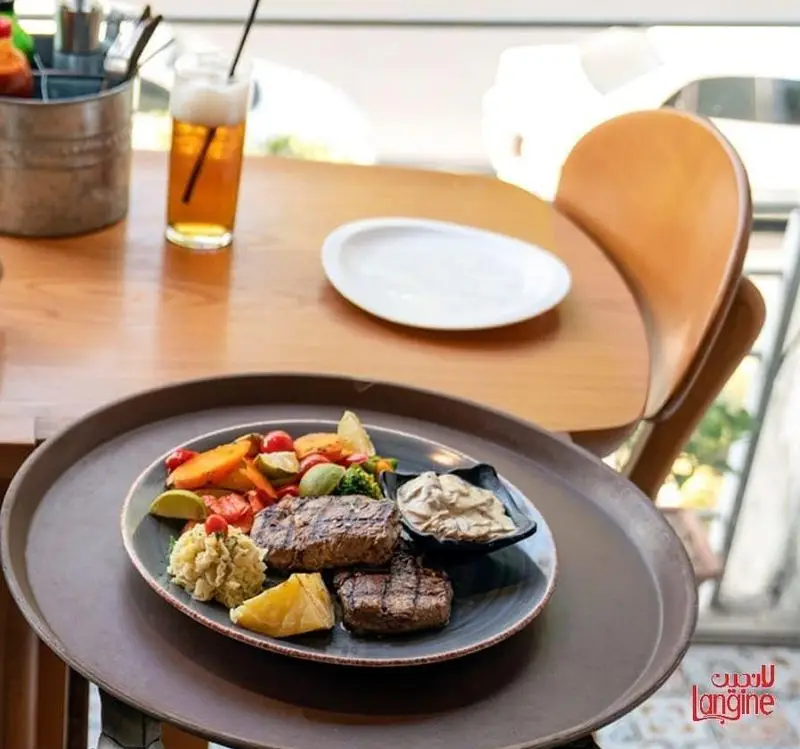 استیک آبدار و لذیذ لانجین با سبزیجات تازه، سس قارچ و پوره. انتخابی عالی برای ناهار یا شام در کافه رستوران لانجین.
