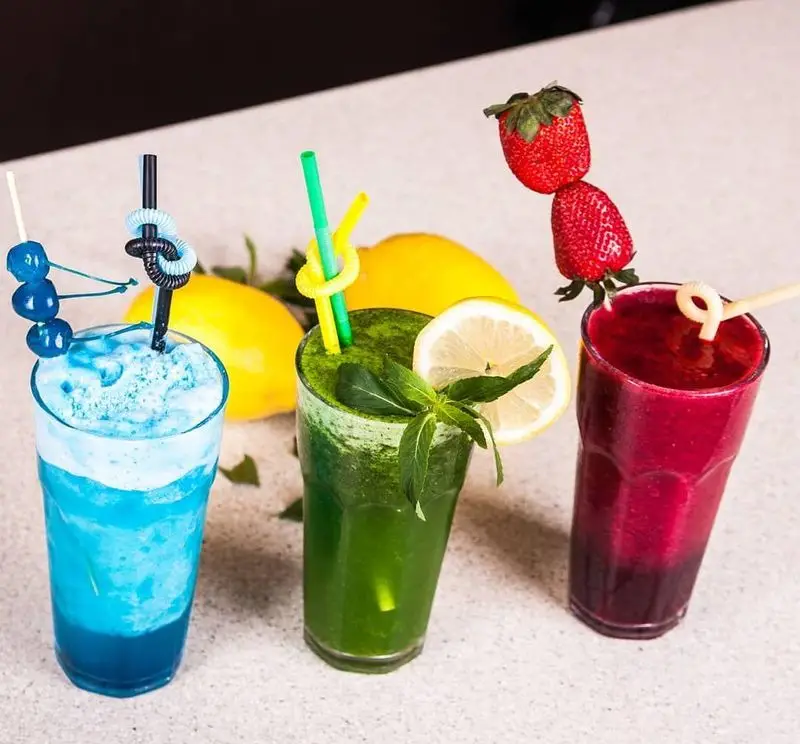 سه نوشیدنی متنوع و گوارا: کوکتل آبی، اسموتی سبز با طعم نعناع و لیمو، و آبمیوه تازه توت فرنگی در رستوران و کافه لانجین.