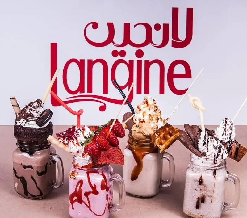 چهار میلکشیک لوکس و جذاب کافه رستوران لانجین با تزئینات بی‌نظیر: شکلات، توت‌فرنگی، وافل و کیک. منوی دسر خوشمزه لانجین.