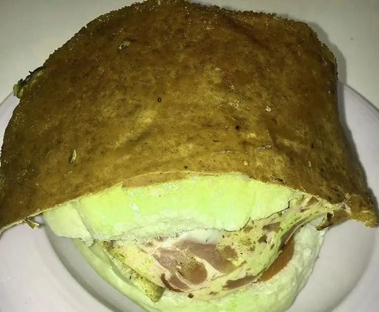 ساندویچ یا برگر سبز خلاقانه فست فود کاردین با نان سبز خاص، فیلینگ جذاب گوشتی و سس‌های ویژه برای تجربه‌ای نو.