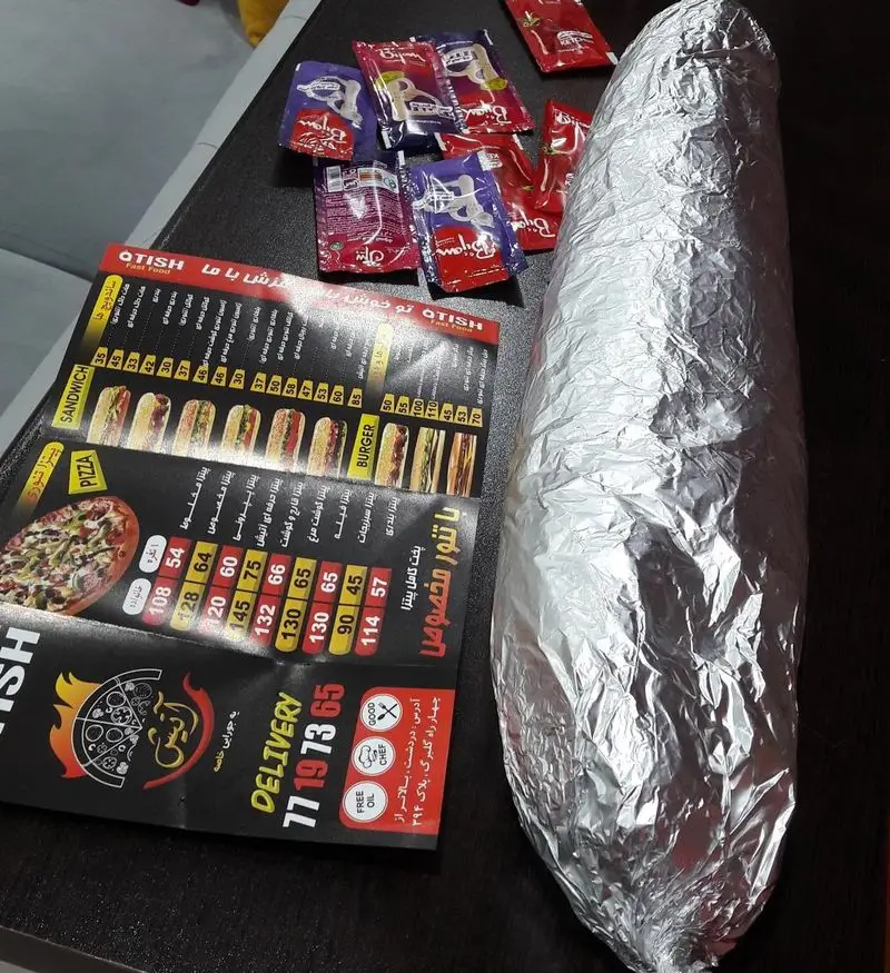 تصویری از منو کامل فست فود پیتزا آتیش شامل انواع پیتزا، ساندویچ، برگر، به همراه سس‌های متنوع و یک غذای بزرگ دلیوری.